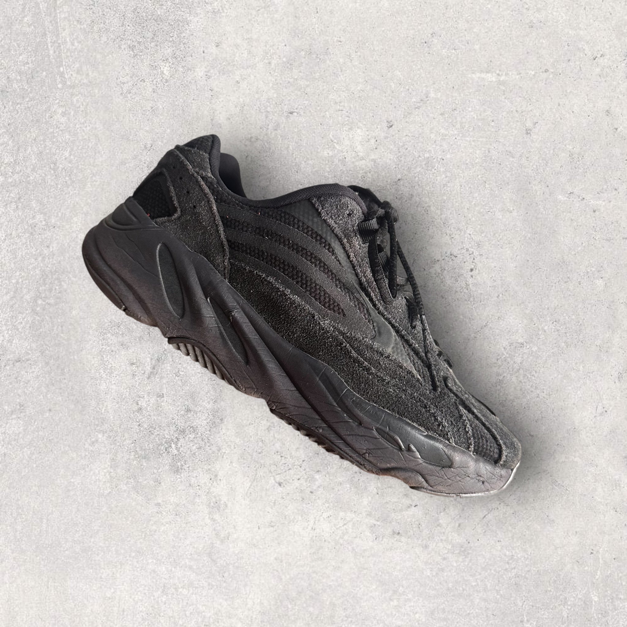 YEEZY BOOST 700 V2 VANTA UK – Sneakers ER