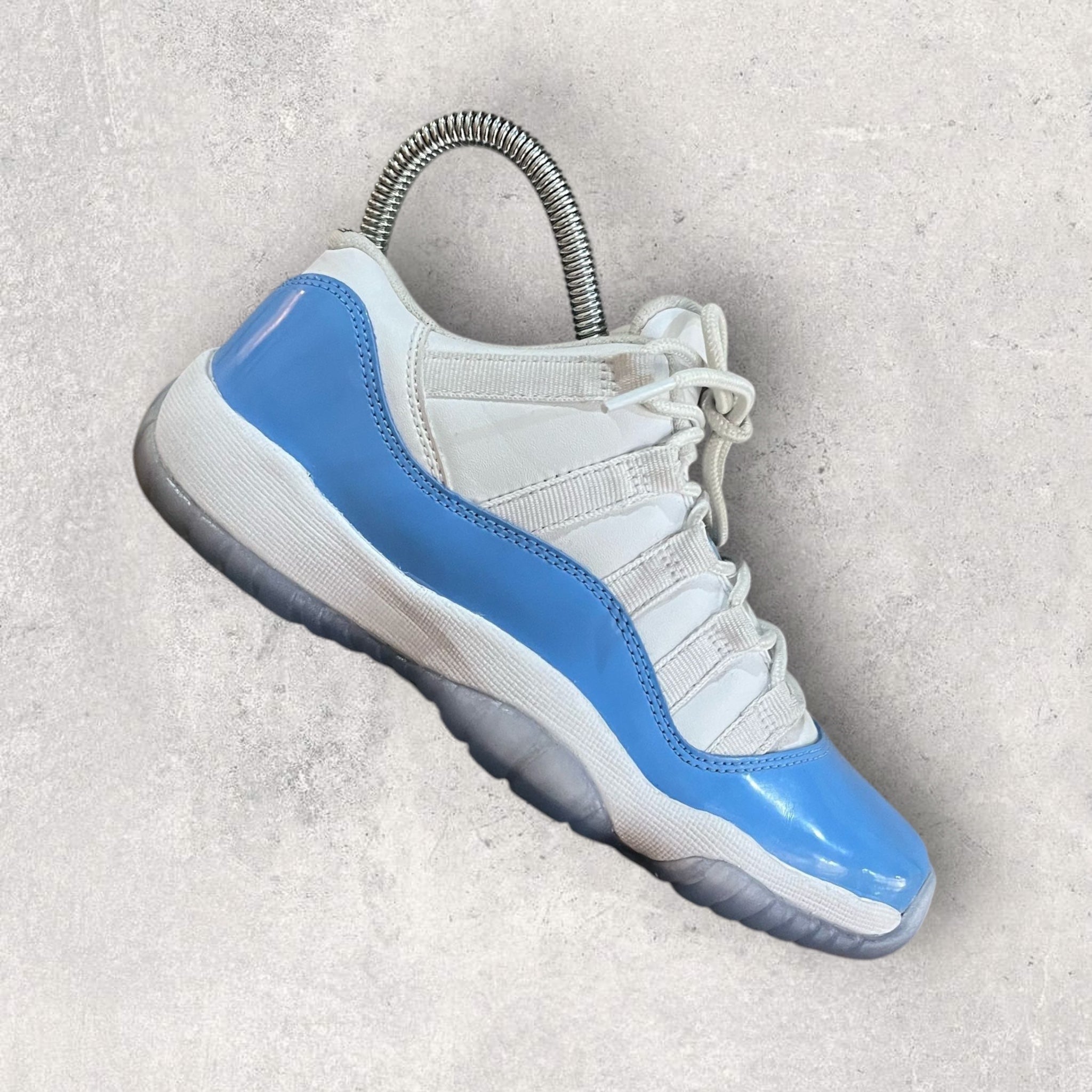 AIR JORDAN 11 UNIVERSITY BLUE COLOUR: WHITE/BLUE CODE:528896