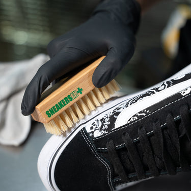 BASIC SNEAKERS CLEANING SERVICE <br> WITH RETURN SHIPPING <br> PRICE - £40