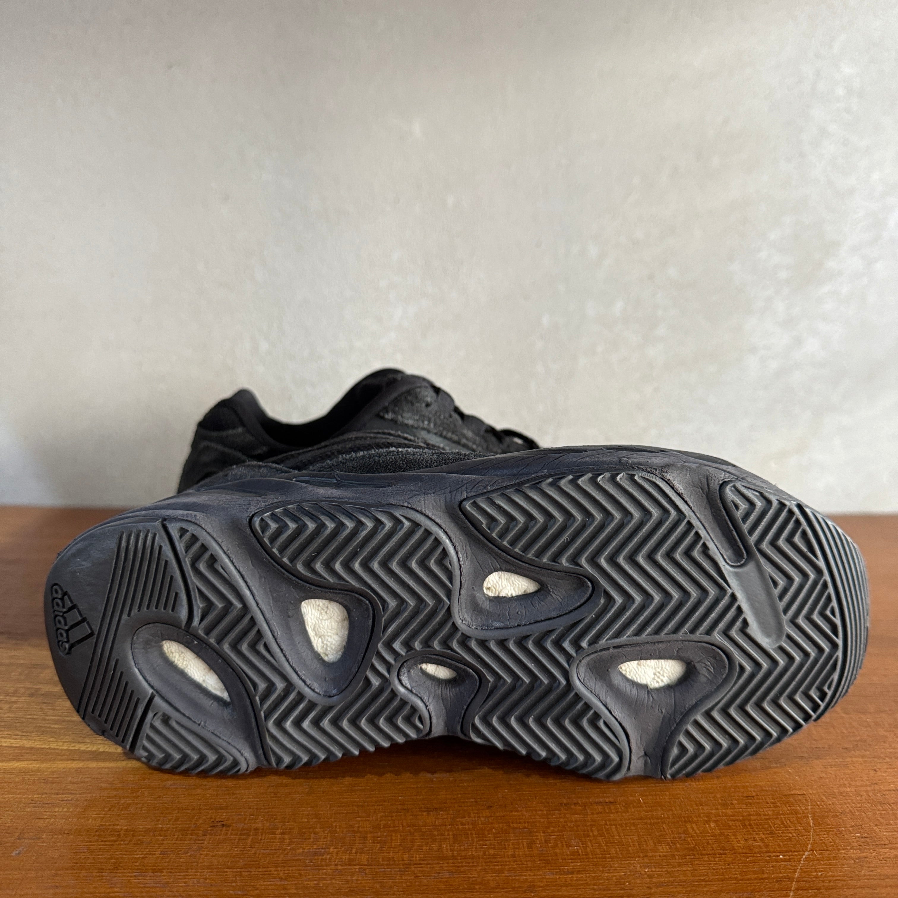 YEEZY BOOST 700 V2 VANTA UK – Sneakers ER
