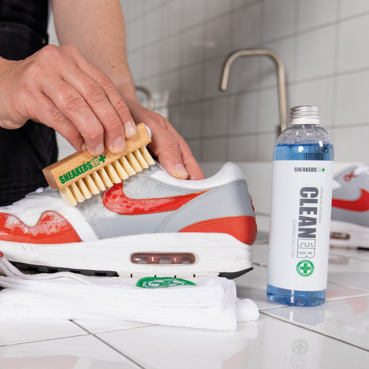 SNEAKERS ER PREMIUM CLEANER &amp; PROTECTER DUO with FREE 5 Pack Wipes